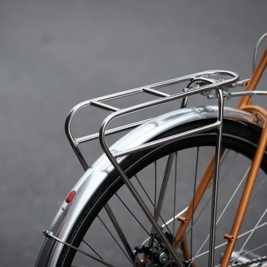 Detailaufnahme des Hinterrads und Gepäckträgers eines urbanen E-Bikes im Retro-Stil.