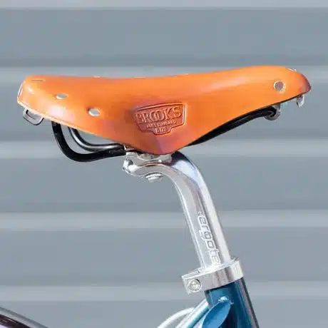 Detailaufnahme des Brooks Ledersattels mit Gestell und Sattelstütze.