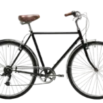 Seitenansicht eines schwarzen Capri Vienna Black Fahrrads mit braunem Ledersattel und silbernen Felgen. Das Fahrrad ist als klassisches Stadtrad konzipiert und zeigt seine 7-Gang-Schaltung sowie V-Bremsen.