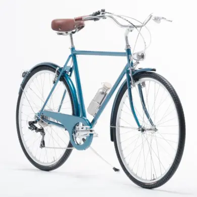 Blaues Capri Vienna Electric E-Bike mit braunem Ledersattel und silberner Wasserflasche, ausgestellt vor weißem Hintergrund.