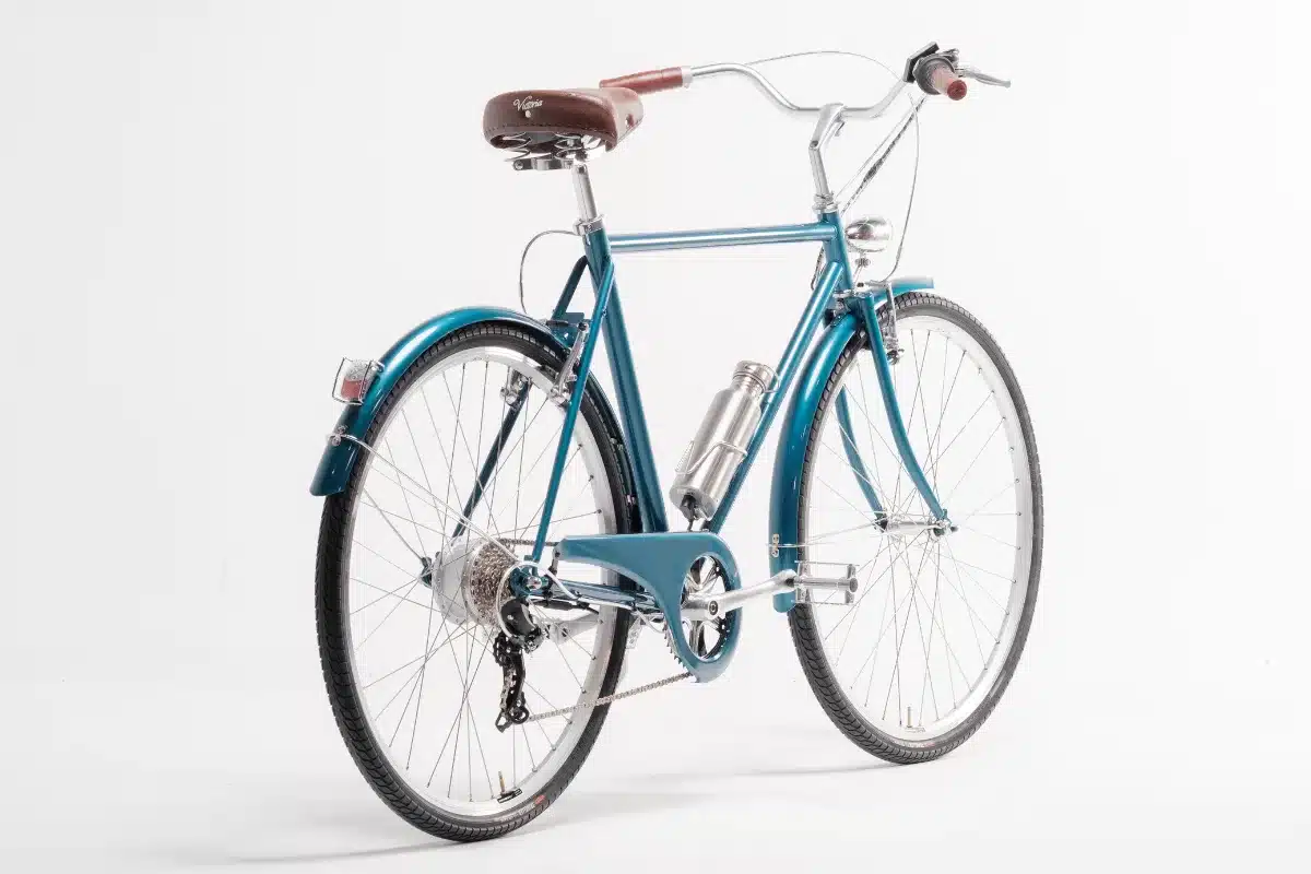 Das Capri Vienna Electric E-Bike in der Farbe Blau, von hinten gezeigt, mit Fokus auf den Stahlrahmen, die Schutzbleche, das Rücklicht und die Nabe des Hinterrads.