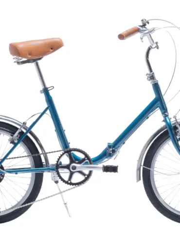 Seitenansicht eines blauen Capri Vita Falt-E-Bikes mit braunem Sattel und braunen Lenkergriffen, freigestellt vor weißem Hintergrund.