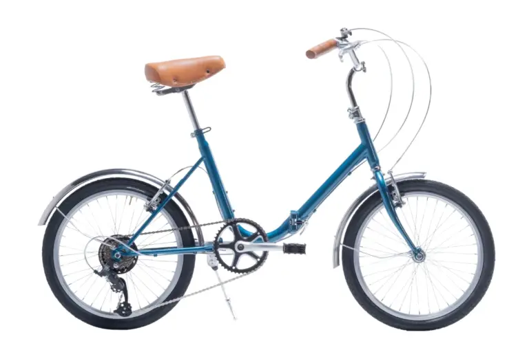 Seitenansicht eines blauen Capri Vita Falt-E-Bikes mit braunem Sattel und braunen Lenkergriffen, freigestellt vor weißem Hintergrund.