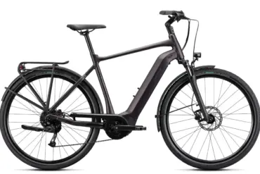 Graues Giant DailyTour E+ 3 Trekking-E-Bike mit Shimanoschaltung und hydraulischen Scheibenbremsen.