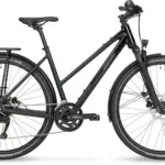 Ein schwarzes Aviolo 6.1 LT Trekkingrad von Stevens mit Gepäckträger, Schutzblechen und Lichtanlage, stehend vor weißem Hintergrund.