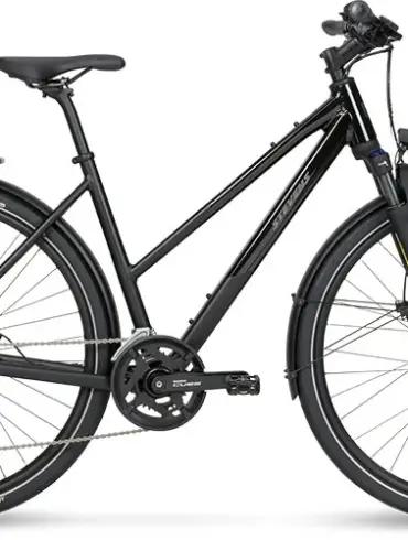 Ein schwarzes Aviolo 6.1 LT Trekkingrad von Stevens mit Gepäckträger, Schutzblechen und Lichtanlage, stehend vor weißem Hintergrund.