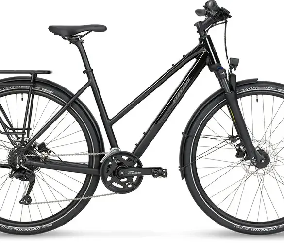 Ein schwarzes Aviolo 6.1 LT Trekkingrad von Stevens mit Gepäckträger, Schutzblechen und Lichtanlage, stehend vor weißem Hintergrund.