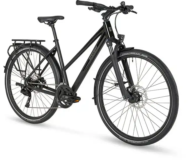Ein schwarzes Aviolo 6.1 LT Trekkingrad mit Gepäckträger, Schutzblechen und Lichtanlage.