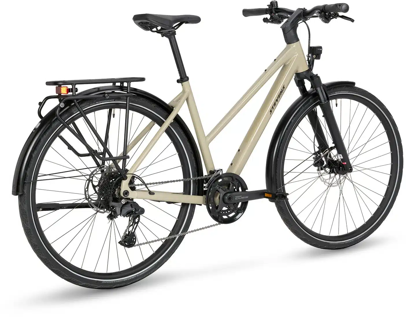 Seitenansicht eines beigen Trekkingrads der Marke Stevens mit Gepäckträger, Schutzblechen und Federgabel.