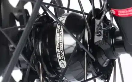 Detailaufnahme einer SP Dynamo-Nabe an einem Fahrrad
