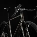 Vorderansicht eines dunklen Battaglin Milano Gravelbikes mit Fokus auf Lenker, Gabel und Vorderrad.