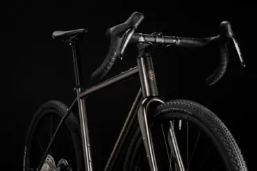 Vorderansicht eines dunklen Battaglin Milano Gravelbikes mit Fokus auf Lenker, Gabel und Vorderrad.