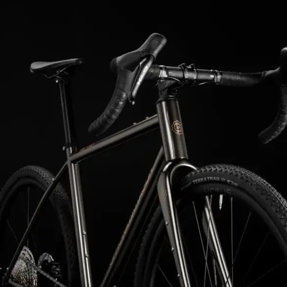 Vorderansicht eines dunklen Battaglin Milano Gravelbikes mit Fokus auf Lenker, Gabel und Vorderrad.