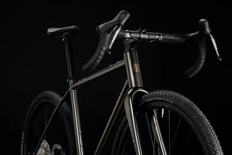 Vorderansicht eines dunklen Battaglin Milano Gravelbikes mit Fokus auf Lenker, Gabel und Vorderrad.