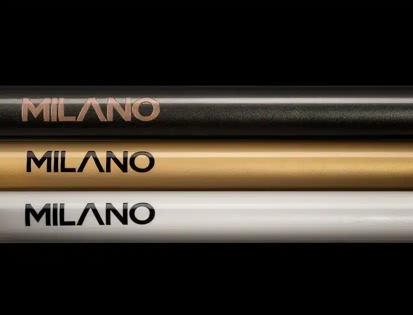 Drei Rohre mit dem Milano-Schriftzug in den Farben Schwarz, Gold und Weiß.