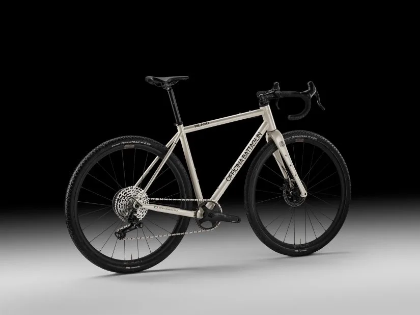 Battaglin Milano Gravelbike in hellem Farbton mit schwarzen Reifen und Felgen, auf der rechten Seite montierter Schaltung und schwarzen Lenkerbügeln.