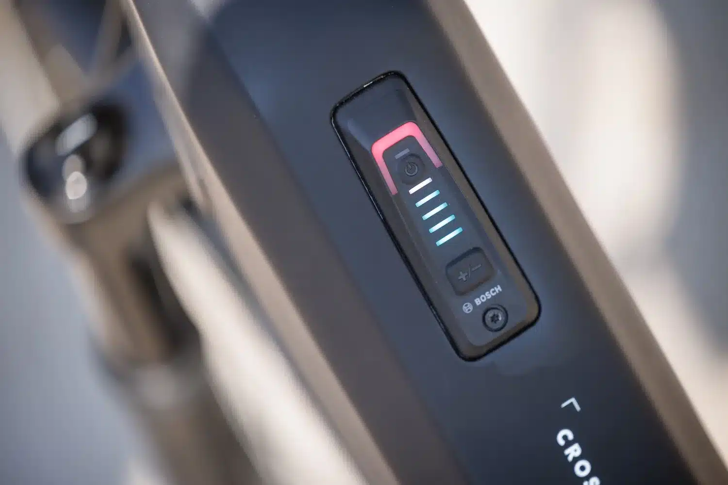 Nahaufnahme der Batterieanzeige eines Bulls Cross Lite EVO Carbon E-Bikes, die den Ladezustand und die Unterstützungsstufe anzeigt.