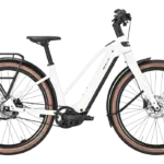 Seitenansicht eines weißen BULLS Sturmvogel EVO 600 Wh 2026 E-Bikes mit Gepäckträger.
