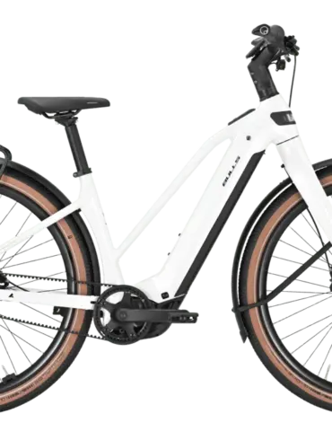 Seitenansicht eines weißen BULLS Sturmvogel EVO 600 Wh 2026 E-Bikes mit Gepäckträger.