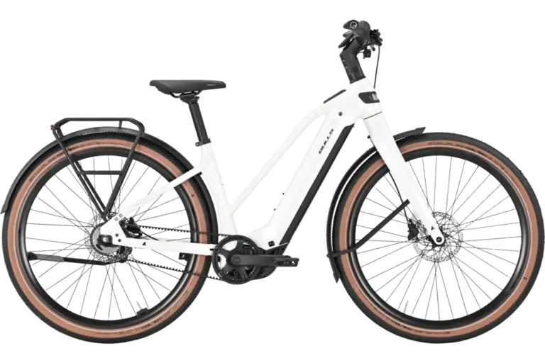 Seitenansicht eines weißen BULLS Sturmvogel EVO 600 Wh 2026 E-Bikes mit Gepäckträger.