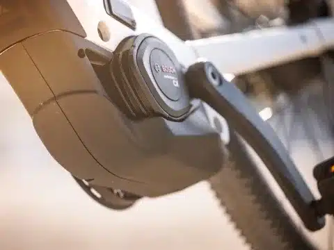 Detailaufnahme des Bosch Performance Line CX Gen5 Motors an einem E-Bike mit sichtbarer Kurbelgarnitur.