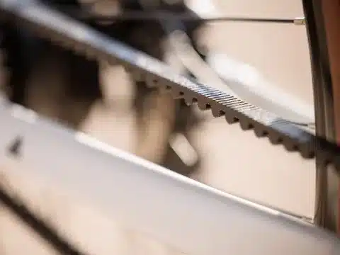 Nahaufnahme des Zahnriemens des BULLS Sturmvogel EVO E-Bikes