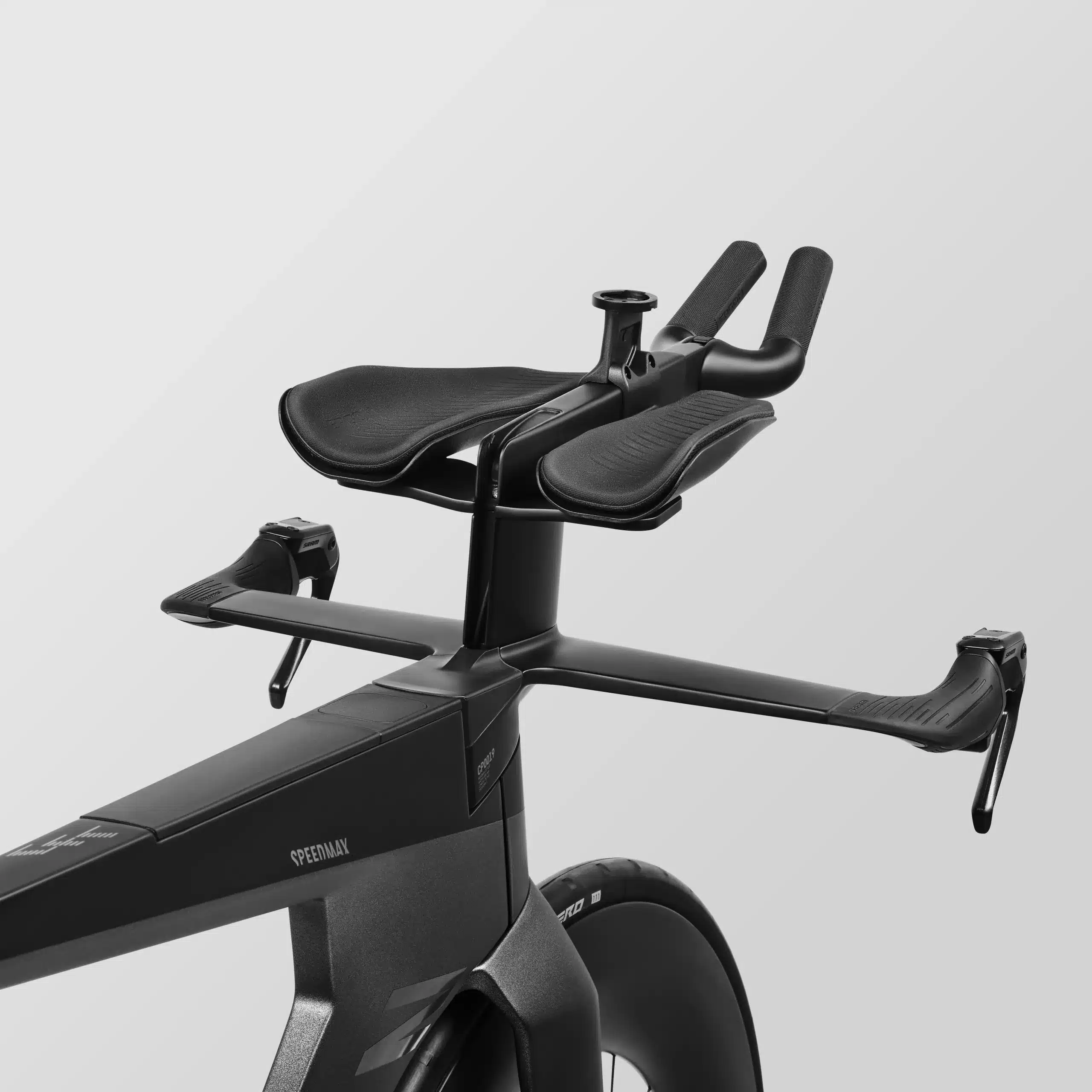 Nahaufnahme des Cockpits eines Canyon Speedmax CFR 1by AXS Triathlonrads, Fokus auf die Armlehnen und den Lenker.