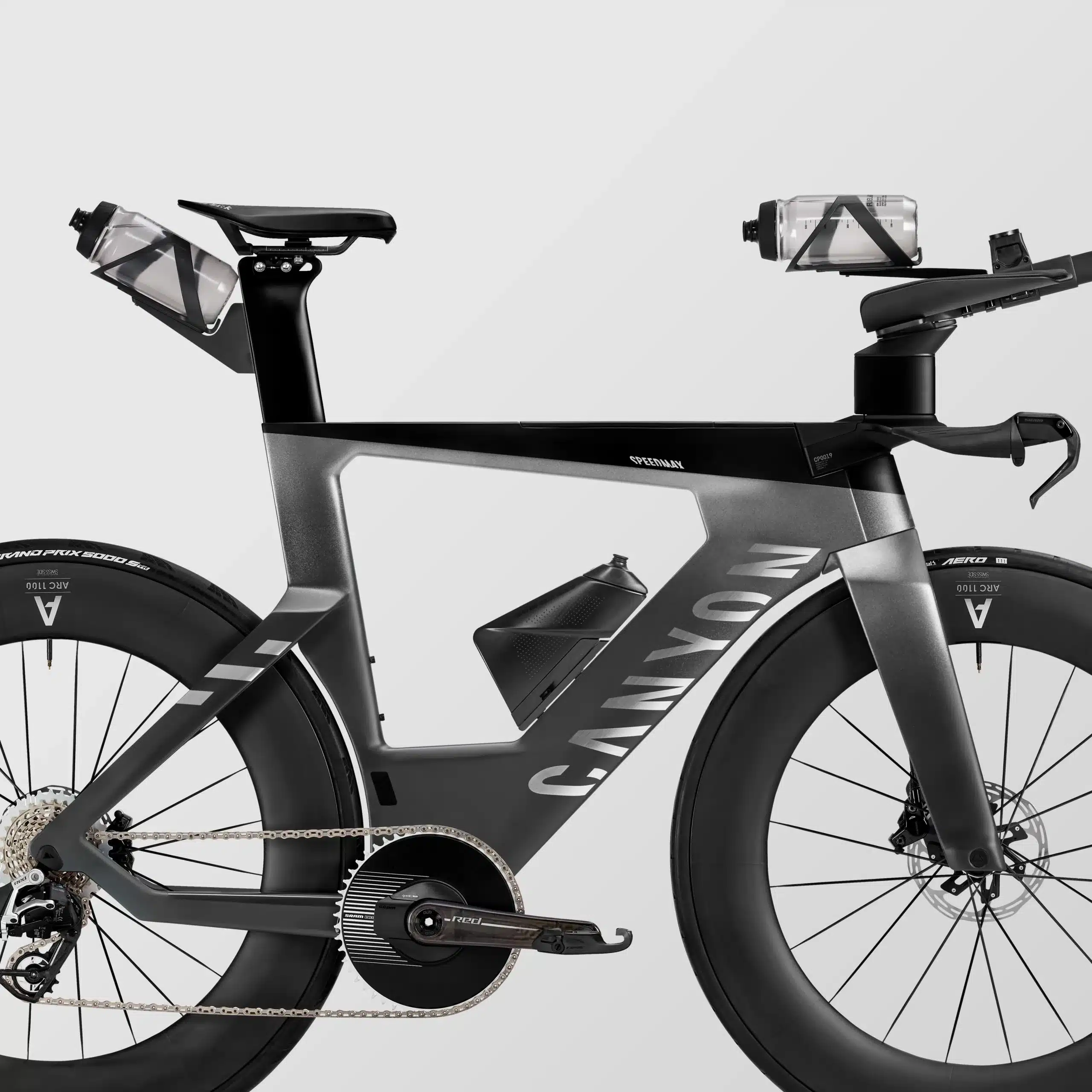 Seitenansicht eines Canyon Speedmax CFR 1by AXS Triathlonrads in Vapor Black mit SRAM Red AXS Schaltung und DT Swiss ARC 1100 Laufrädern.