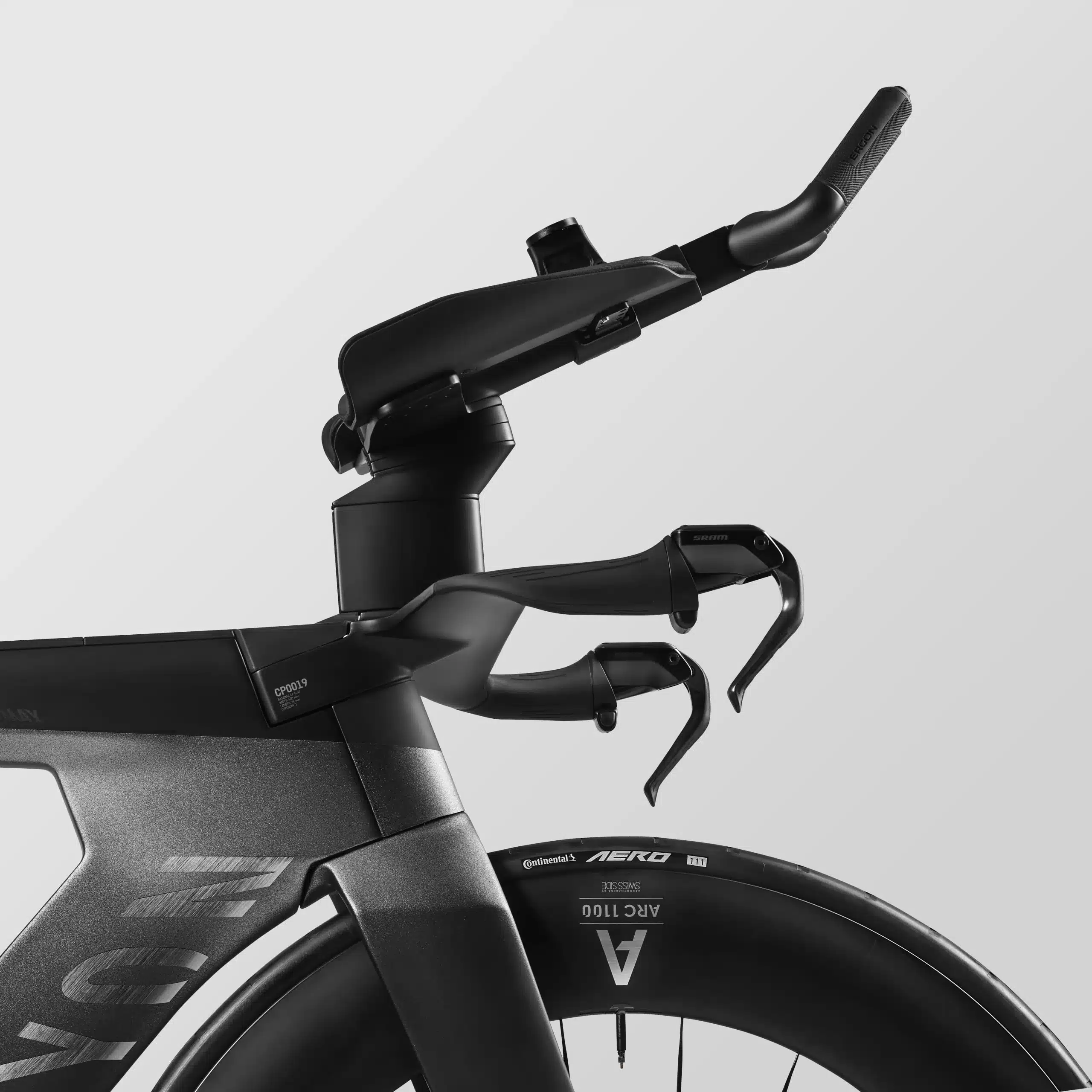Detail des Lenkers und Rahmens eines Canyon Speedmax CFR 1by AXS Triathlonrads mit Fokus auf das Pro Armrest Upgrade und die SRAM Schaltung.