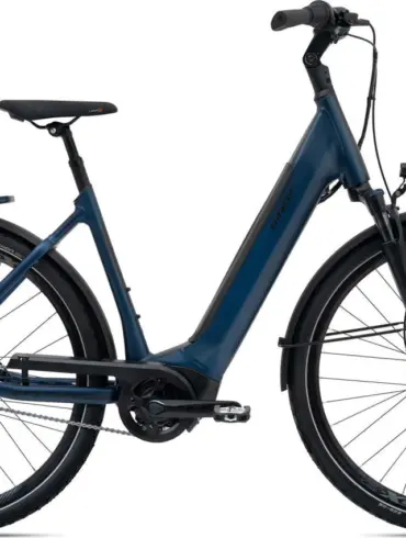 Seitenansicht eines dunkelblauen Giant DailyTour E+ 1 RT Trekking-E-Bikes mit Gepäckträger und Schutzblechen.