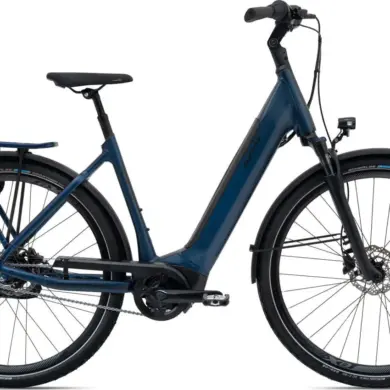 Seitenansicht eines dunkelblauen Giant DailyTour E+ 1 RT Trekking-E-Bikes mit Gepäckträger und Schutzblechen.