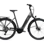Graues Giant DailyTour E+ 2 D LDS Trekking E-Bike von vorne links.
