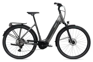 Graues Giant DailyTour E+ 2 D LDS Trekking E-Bike von vorne links.