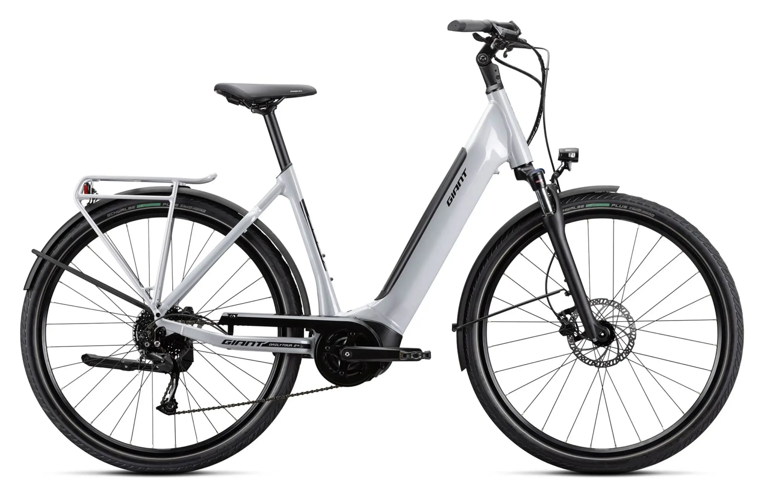 Graues Giant DailyTour E+ 3 E-Trekkingrad mit Gepäckträger, Schutzblechen und integrierter Lichtanlage, isoliert auf weißem Hintergrund.