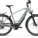 STEVENS E-Triton 7.8.1 Plus HT E-Trekkingrad in Grau, von der Seite betrachtet.