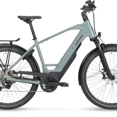 STEVENS E-Triton 7.8.1 Plus HT E-Trekkingrad in Grau, von der Seite betrachtet.