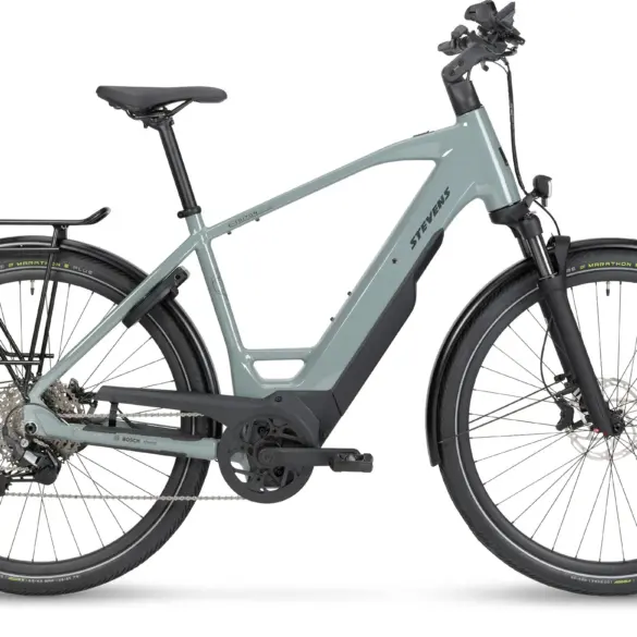 STEVENS E-Triton 7.8.1 Plus HT E-Trekkingrad in Grau, von der Seite betrachtet.