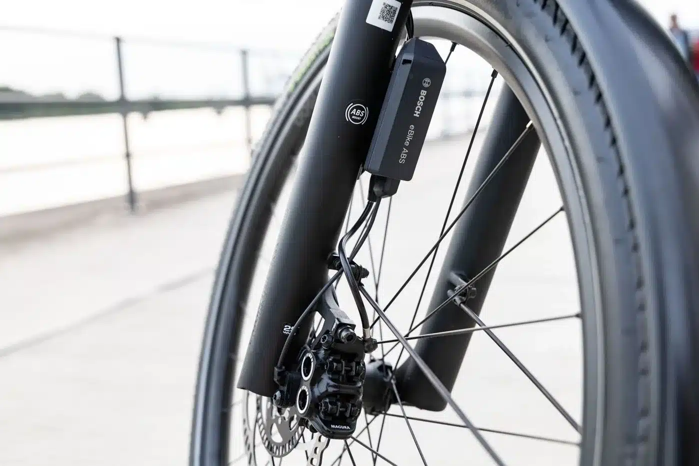 Vorderrad eines E-Bikes mit Fokus auf die Bosch eBike ABS Einheit und die Magura Bremszange.