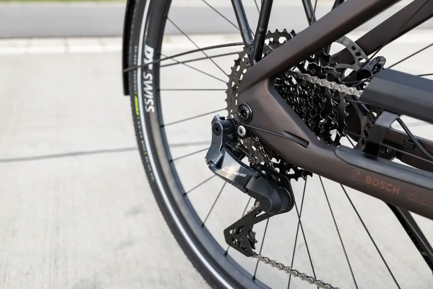 Hinterrad eines E-Bikes mit Bosch-Motor, Shimano Schaltwerk und Kassette