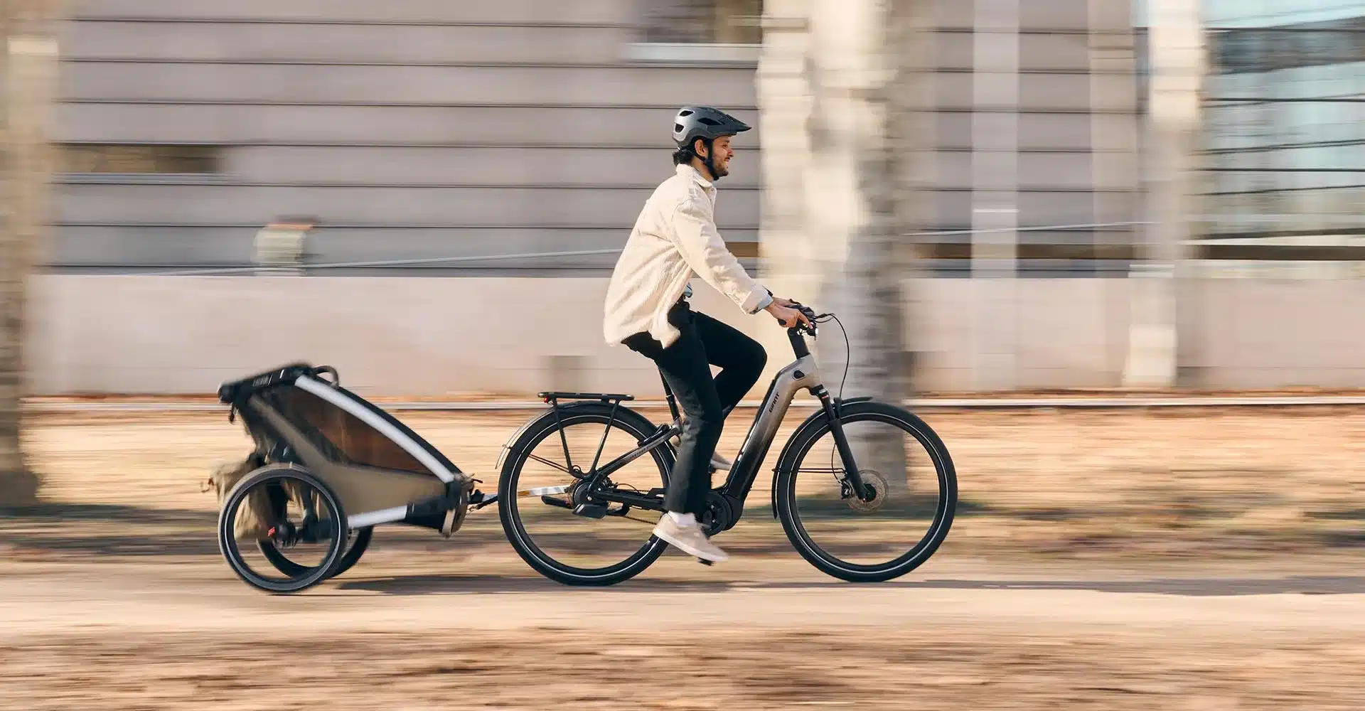 Mann fährt Giant AnyTour E+ 1 E-Bike mit Anhänger