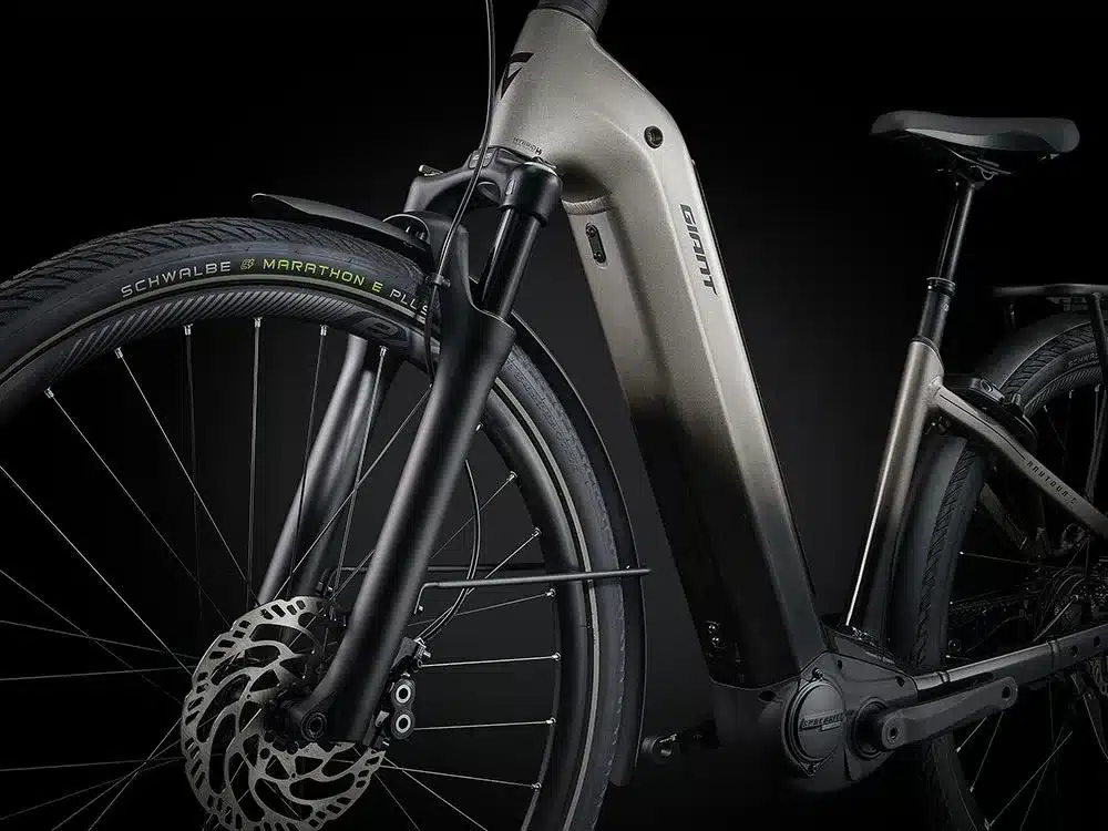 Vorderrad eines Giant AnyTour E+ 1 E-Bikes mit Schwalbe Marathon E Plus Reifen, Scheibenbremse und SR Suntour Federgabel