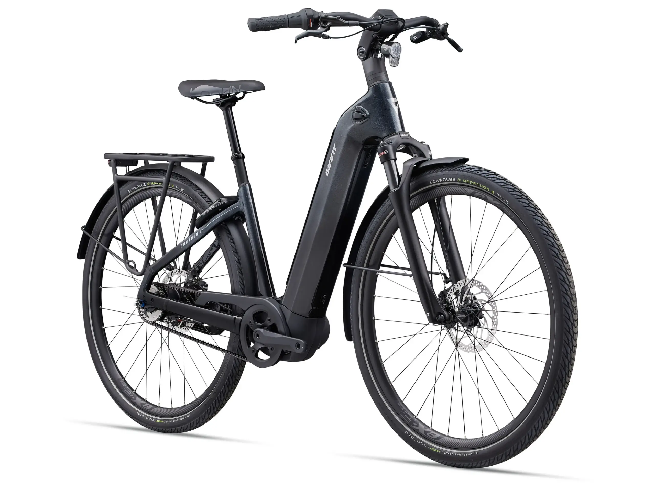 Seitenansicht eines dunkelgrauen Giant AnyTour E+ 1 E-Bikes mit Gepäckträger und Federgabel, freigestellt auf weißem Hintergrund.