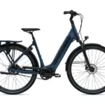 Dunkelblaues Giant DailyTour E+ 1 BD LDS E-Bike mit Gepäckträger, Schutzblechen und integriertem Licht, aufgenommen im Studio.