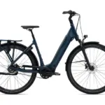 Seitliche Ansicht eines dunkelblauen Giant DailyTour E+ 1 Trekking-E-Bikes mit Gepäckträger, Schutzblechen und integriertem Akku im Rahmen.
