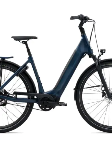 Seitliche Ansicht eines dunkelblauen Giant DailyTour E+ 1 Trekking-E-Bikes mit Gepäckträger, Schutzblechen und integriertem Akku im Rahmen.