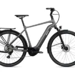 Graues Giant DailyTour E+ 2 D GTS E-Bike mit Gepäckträger und Schutzblechen, isoliert vor weißem Hintergrund.