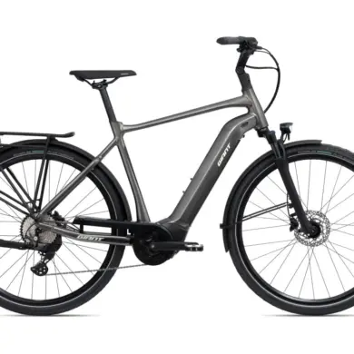 Graues Giant DailyTour E+ 2 D GTS E-Bike mit Gepäckträger und Schutzblechen, isoliert vor weißem Hintergrund.