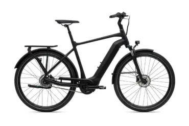Vorder- und Seitenansicht eines schwarzen GIANT DailyTour E+ 2 E-Bikes auf weißem Hintergrund. Das Fahrrad verfügt über einen Gepäckträger, Schutzbleche, eine integrierte Frontleuchte und Scheibenbremsen.