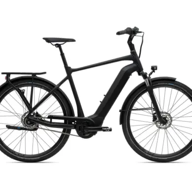 Vorder- und Seitenansicht eines schwarzen GIANT DailyTour E+ 2 E-Bikes auf weißem Hintergrund. Das Fahrrad verfügt über einen Gepäckträger, Schutzbleche, eine integrierte Frontleuchte und Scheibenbremsen.