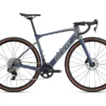 Seitenansicht des blauen Giant Defy Advanced E+ Elite AR E-Rennrads mit Carbonrahmen und braunen Reifen
